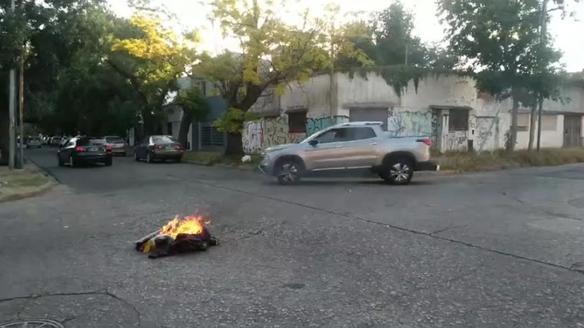 Vecinos de La Plata cortaron las calles por falta de luz