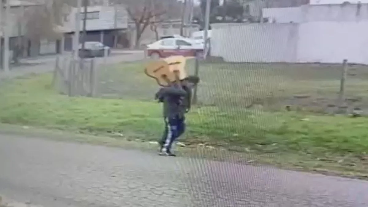 City Bell, contra la cuerdas por los robos: esta vez se llevaron hasta unas guitarras