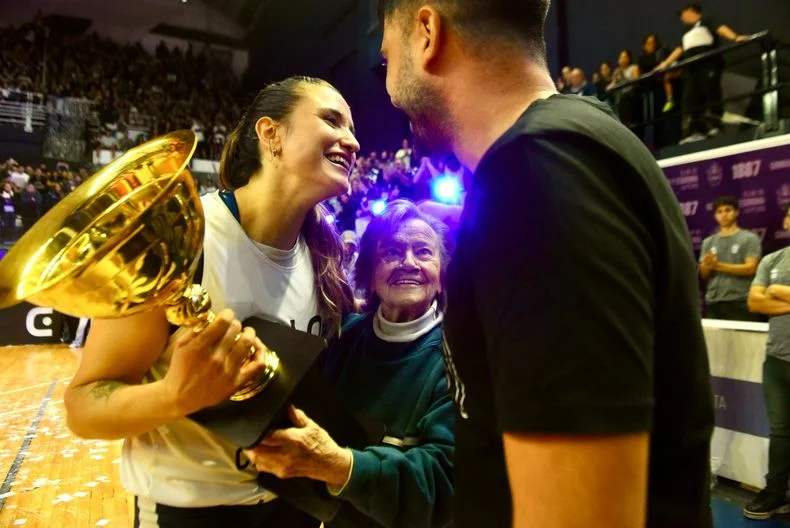La capitana Rosa Reinoso con la copa en mano, Gimnasia celebra