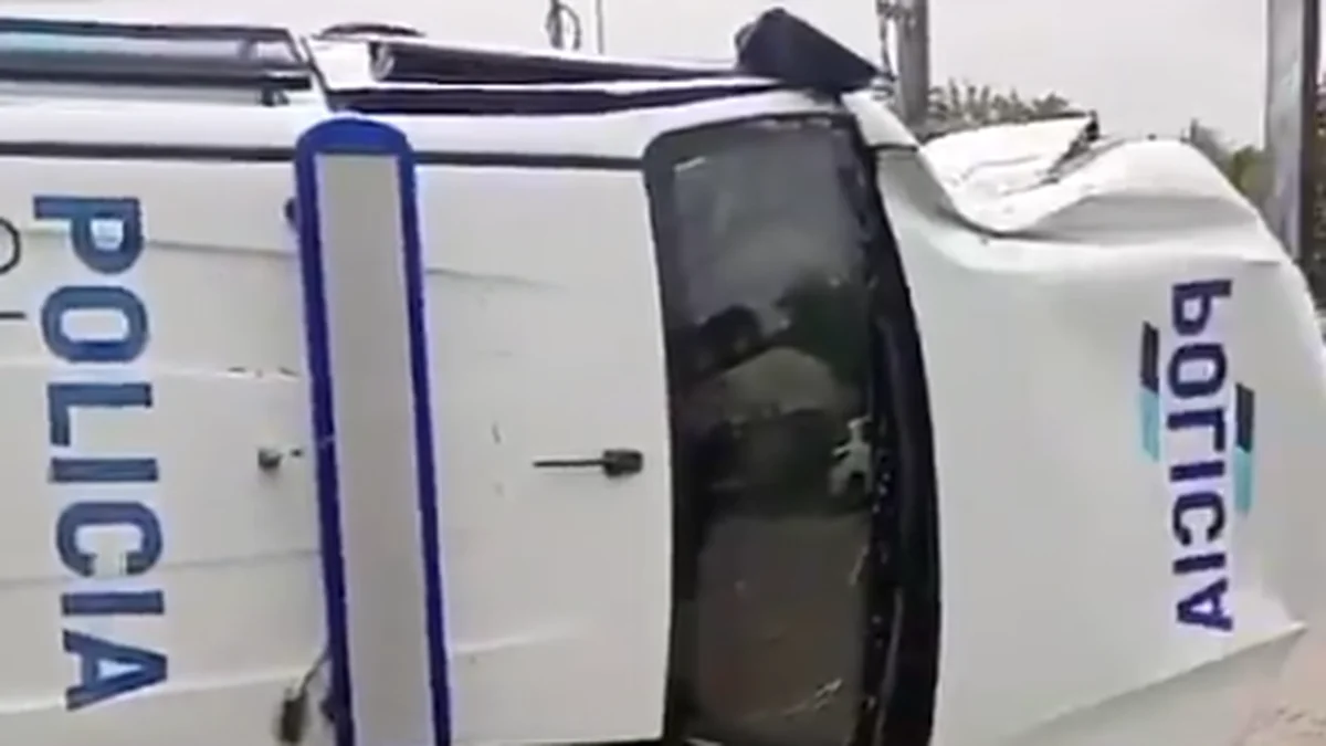 Un patrullero hizo un trompo y volcó en Punta Lara