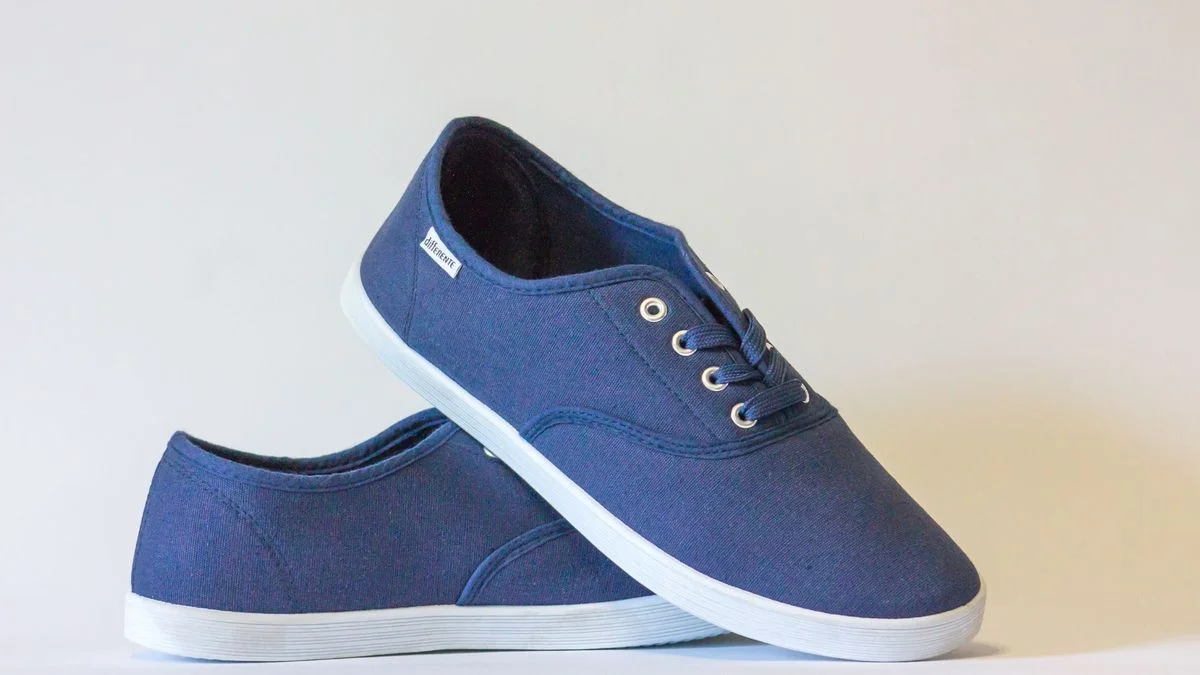 Zapatillas a $5000: vuelve a abrir el depósito de alpargatas de Los Hornos
