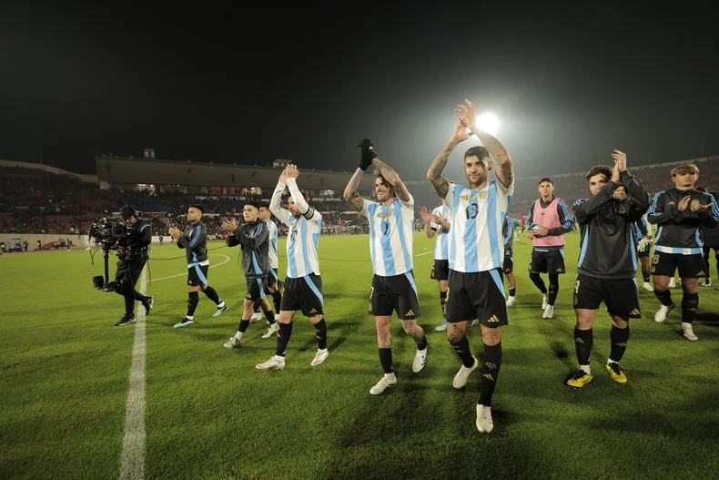 La Selecci&oacute;n Argentina asegur&oacute; el primer puesto con el triunfo por 1-0 ante Chile