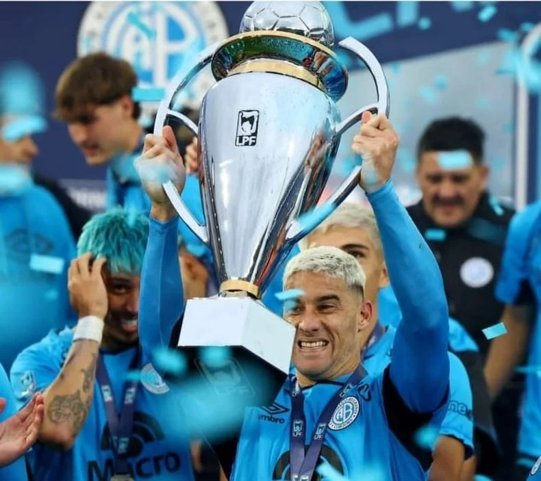 El ex Gimnasia, Leonardo Morales levanta la copa del Torneo Apertura. Primer t&iacute;tulo oficial de Belgrano