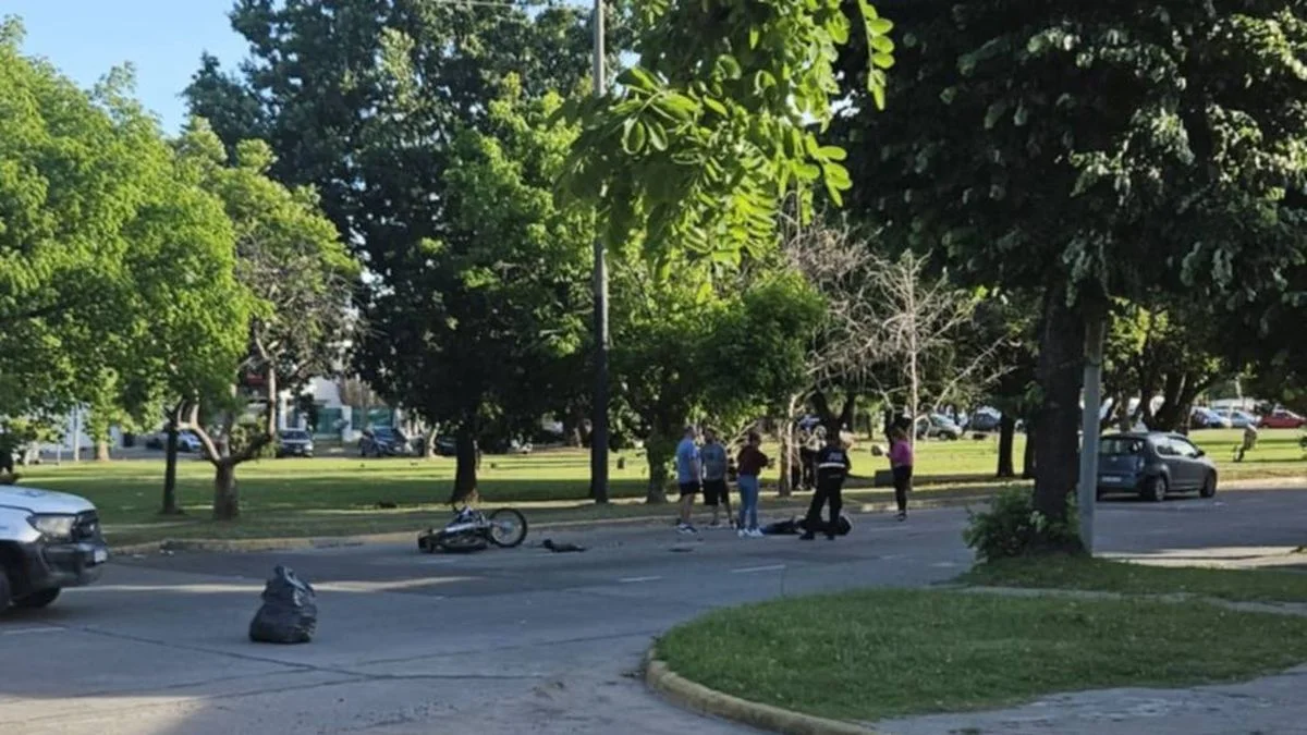 Fuerte accidente entre una moto y un auto en Tolosa