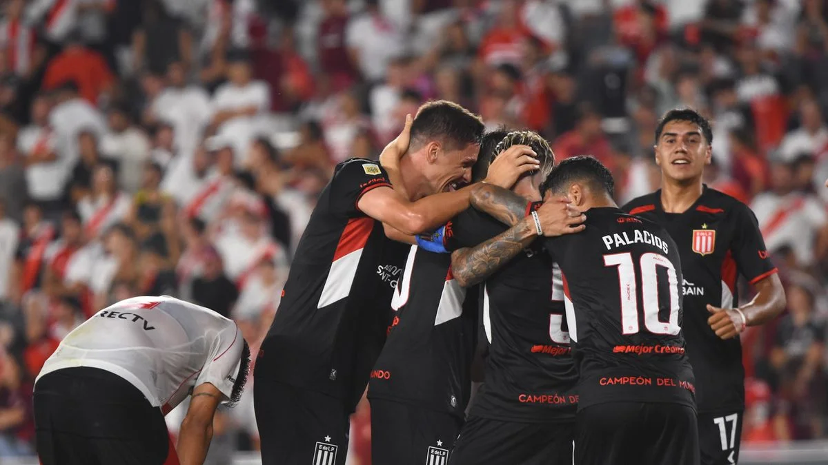 Estudiantes cerró la fecha en la cima de la tabla anual
