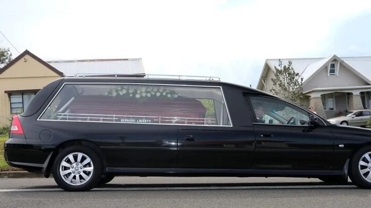 Berisso: robaron un coche fúnebre con un ataúd adentro