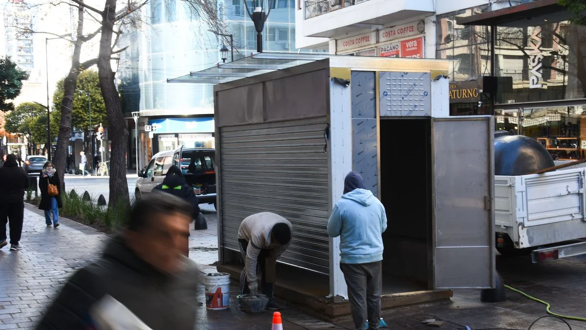 Así lucen los nuevos puestos de diarios en el centro de La Plata