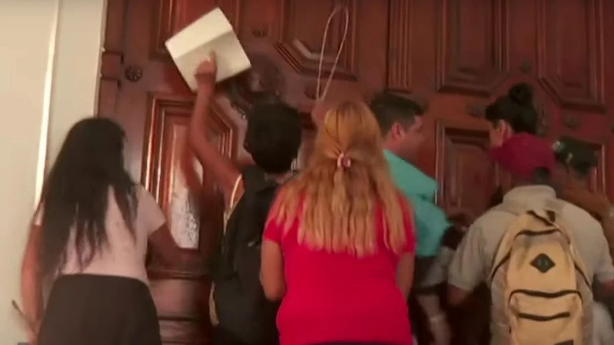 Graves incidentes en la Municipalidad de La Plata en la marcha por Kim Gómez