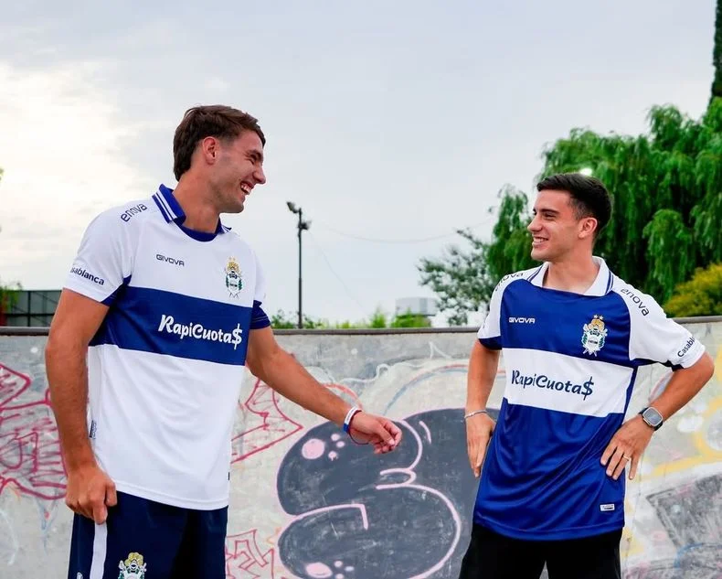 Manuel Panaro y Mat&iacute;as Melluso con las nuevas camisetas de Gimnasia