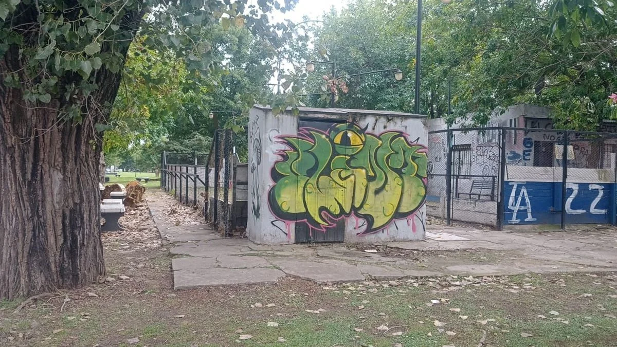 Vecinos del Parque Castelli en La Plata exigen demoler espacio abandonado