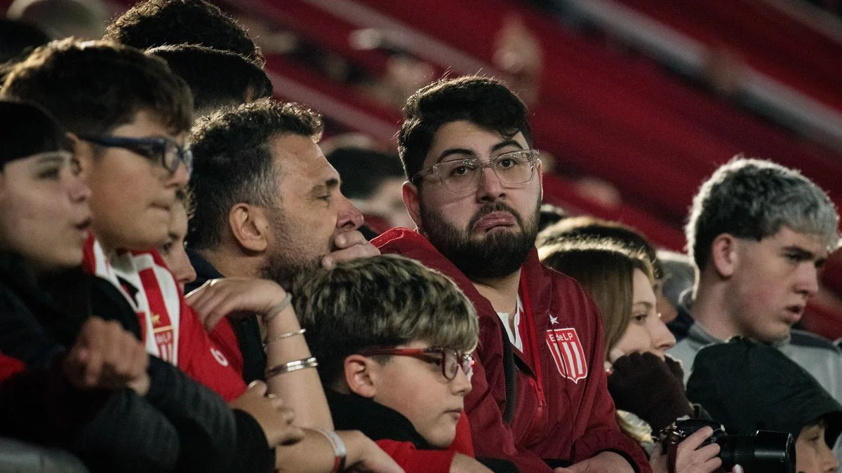 Malestar en Estudiantes: cuánto hace que el equipo no juega un sábado
