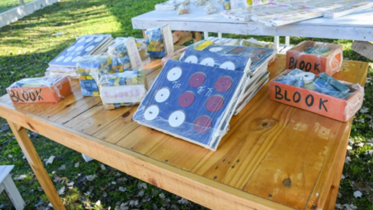 Un merendero de La Plata recibió muebles y juegos didácticos hechos por internos de Gorina