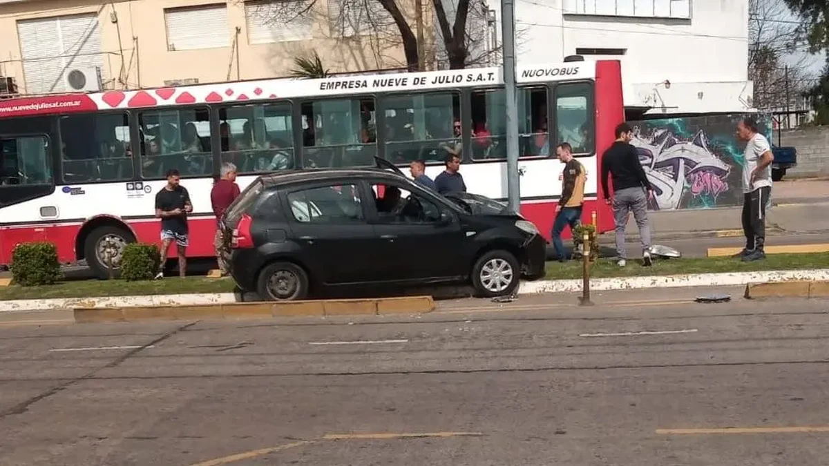 La Plata: quiso esquivar un auto y terminó chocando contra un poste