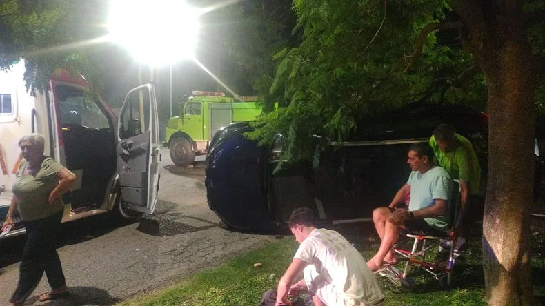 La ambulancia en Gonnet prest&oacute; atenci&oacute;n a los damnificados