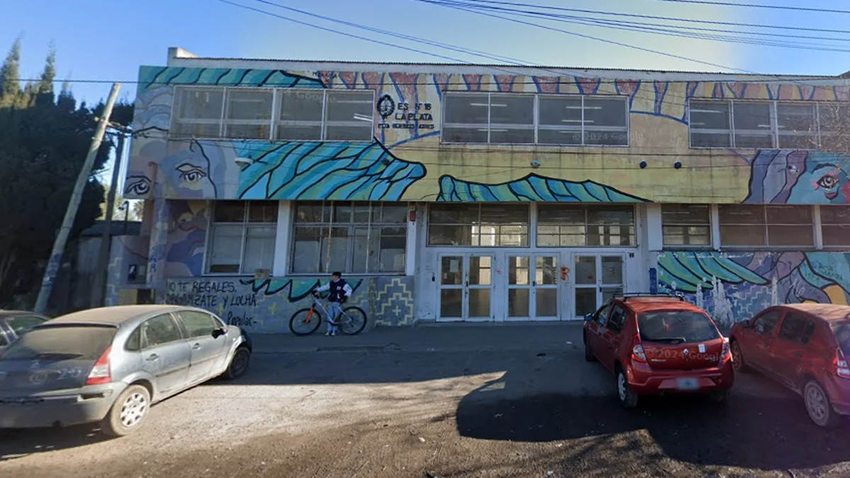 Suspendieron las clases en una escuela de Los Hornos por un feroz enfrentamiento