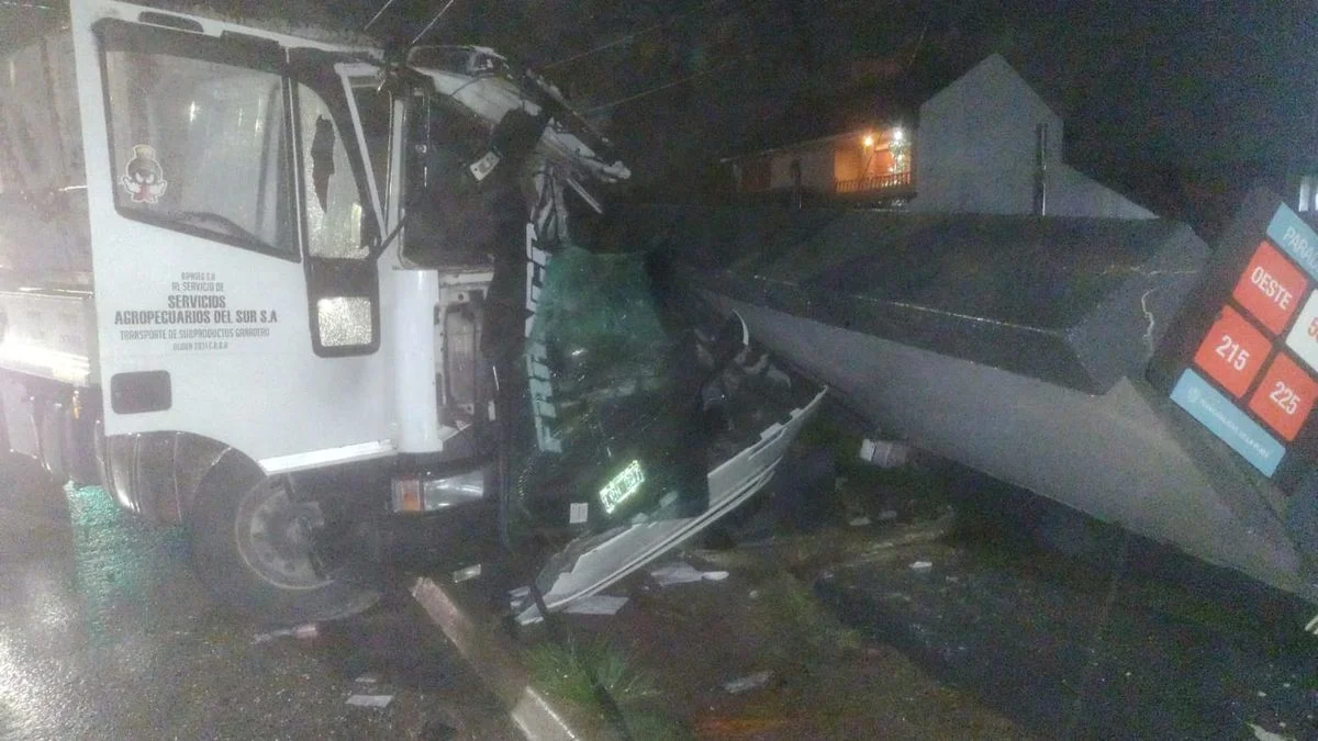 Choque y milagro en Olmos: un camionero se incrustó en una parada de micros y se salvó