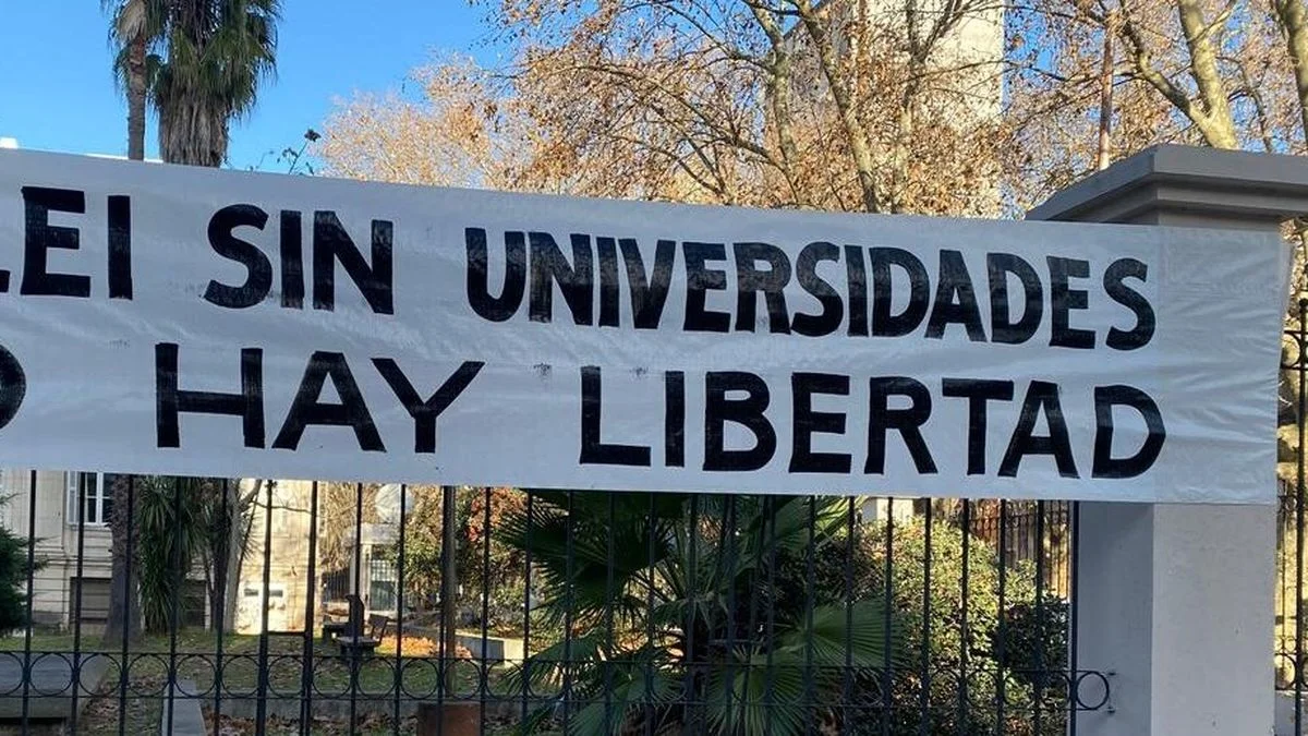 A horas de su visita a La Plata, aparecieron pasacalles contra Milei