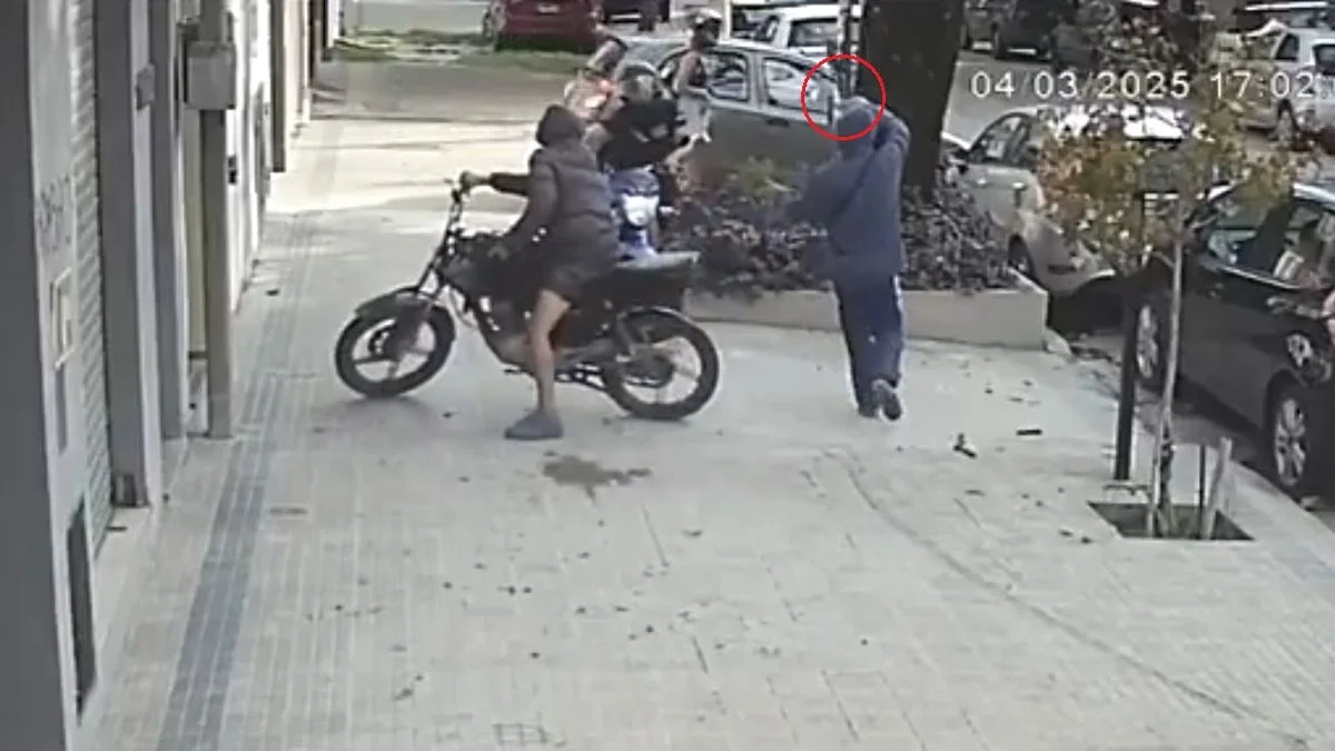 A punta de pistola y a plena luz del día, motochorros asaltaron a una joven pareja en La Plata