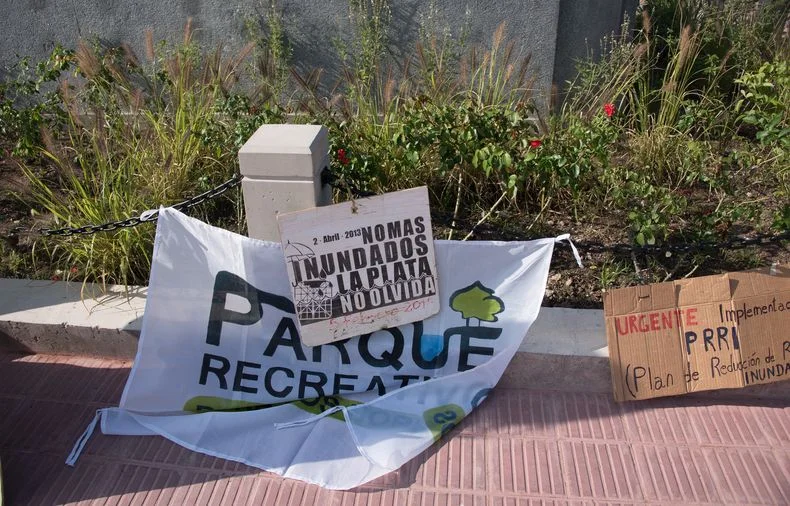 Inundados de La Plata realizaron jornada de concientización en Plaza San Martín