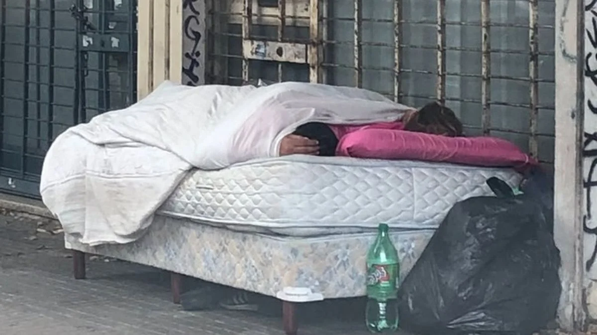 Dos personas duermen en un sommier en el centro de La Plata y desató el debate