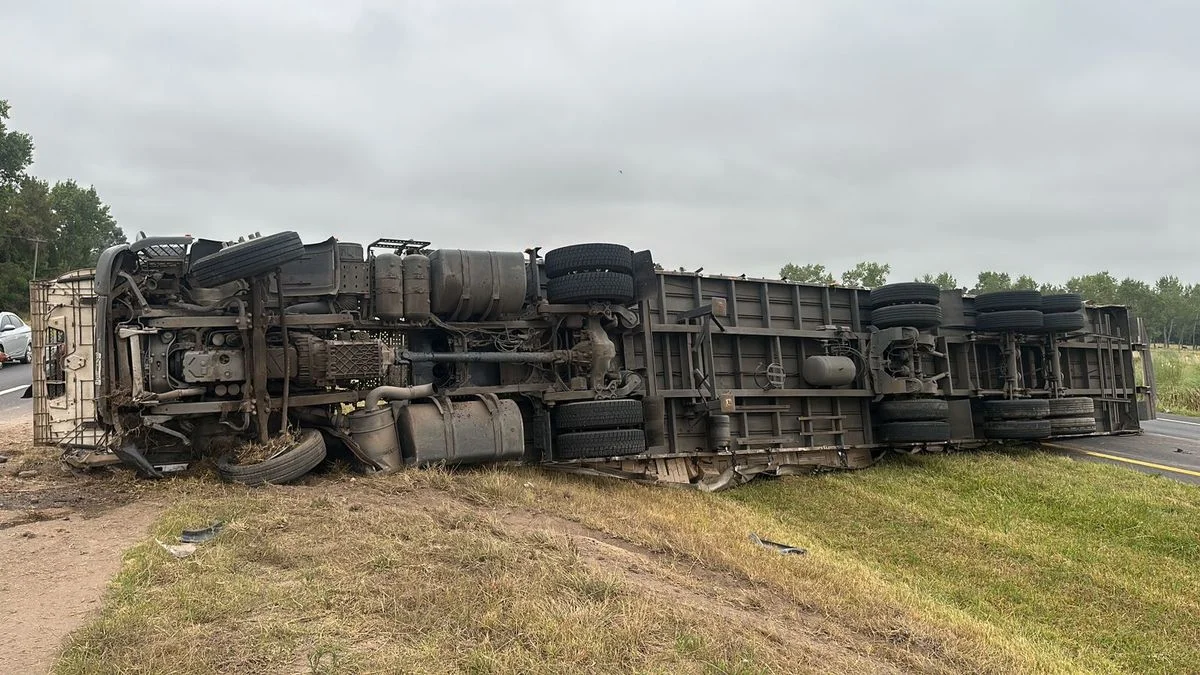 Milagro en la Ruta 2: un camión volcó y sus ocupantes se salvaron