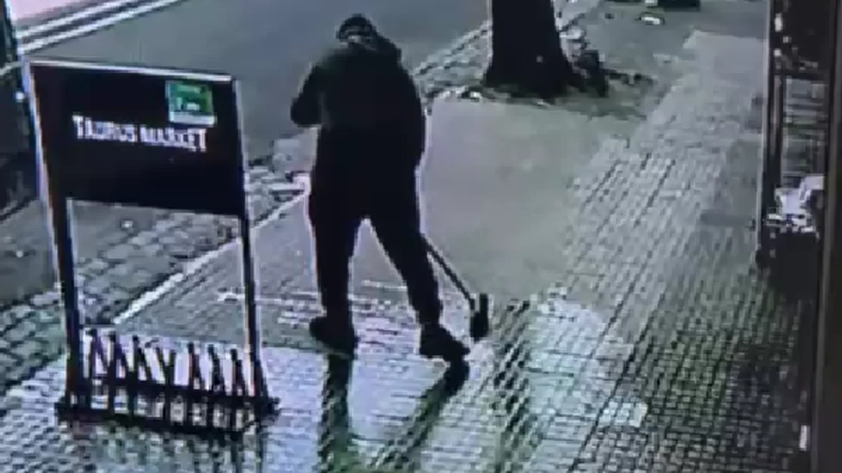 Lo descubrieron robando y lo pusieron a barrer la vereda en La Plata