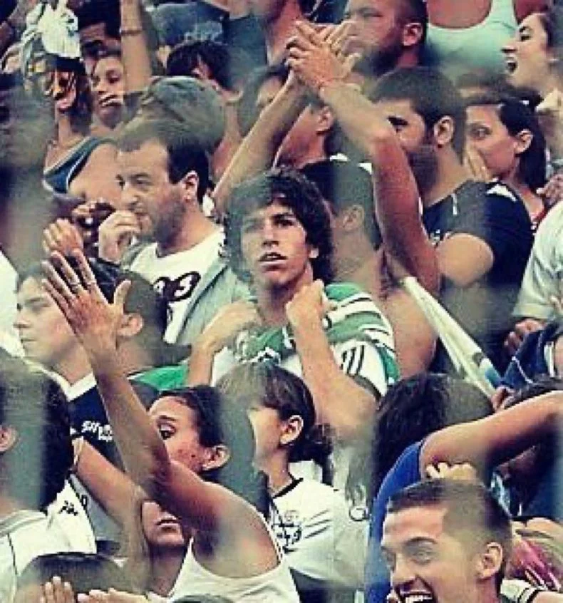 Nacho Fern&aacute;ndez, viendo a Gimnasia en la tribuna en su etapa como juvenil del club