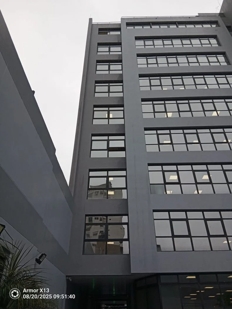La ventana del edificio del centro platense en donde un trabajador se quitó la vida