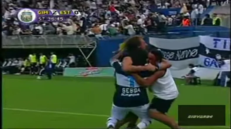 Fernando Gayoso fundido en un abrazo con Gast&oacute;n Sessa en un triunfo cl&aacute;sico de Gimnasia