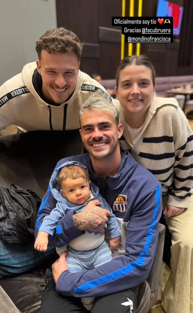Lucas Bruera, con su sobrino en brazos. El hijo de Facundo, su hermano que juega en Barracas