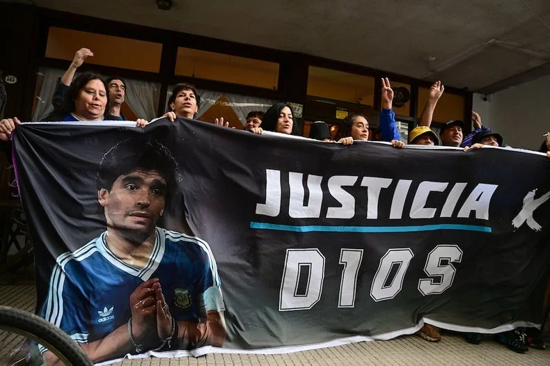 "Justicia x Dios", dice la bandera acompa&ntilde;ada por una imagen de Maradona