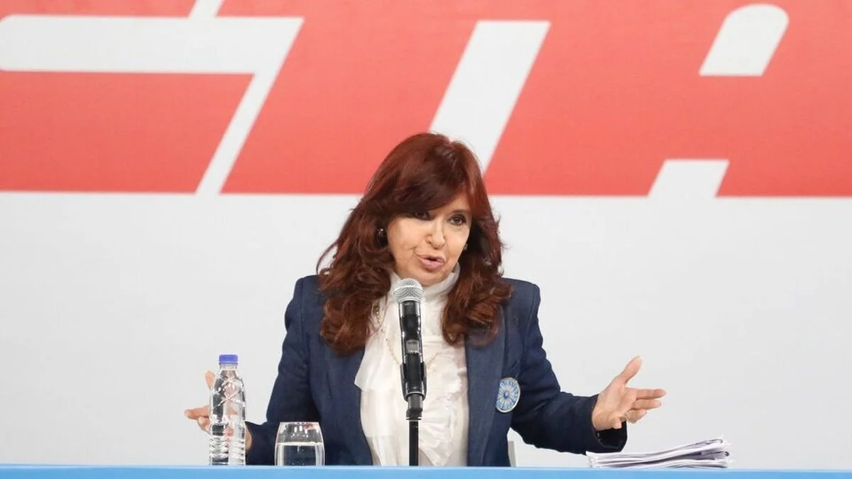 Volvió a tuitear Cristina y le pegó a Milei por la economía