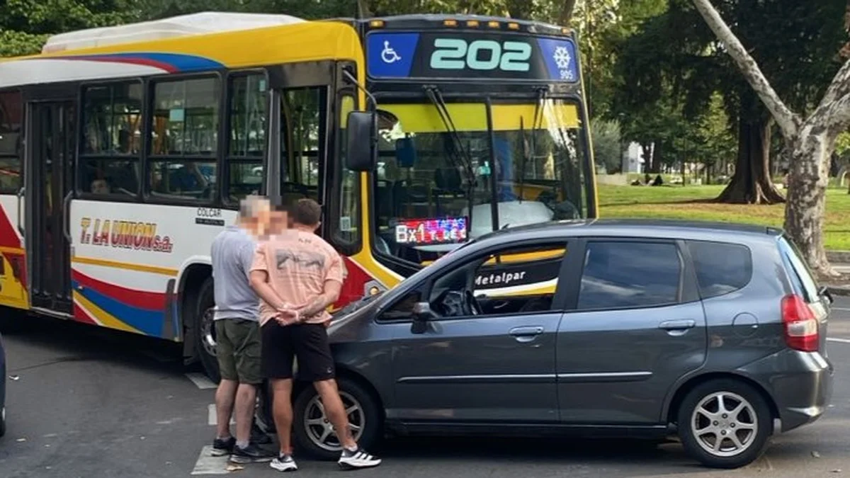 Se registró un choque entre un micro y un auto en La Plata