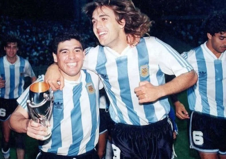 Diego Armando Maradona y Gabriel Batistuta celebran la consagraci&oacute;n en 1993