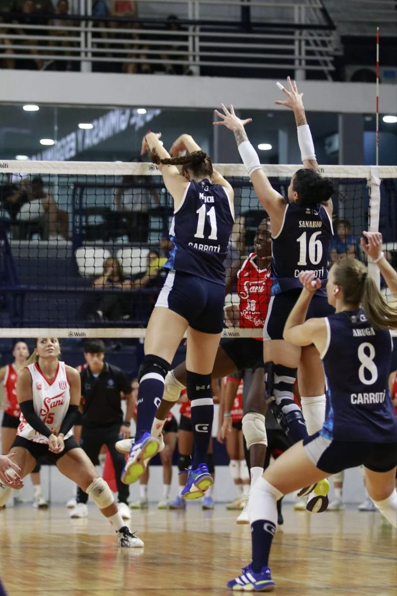 Las Lobas ganaron en el Polideportivo V&iacute;ctor Nethol su primer partido en la Liga Argentina Femenina de V&oacute;ley