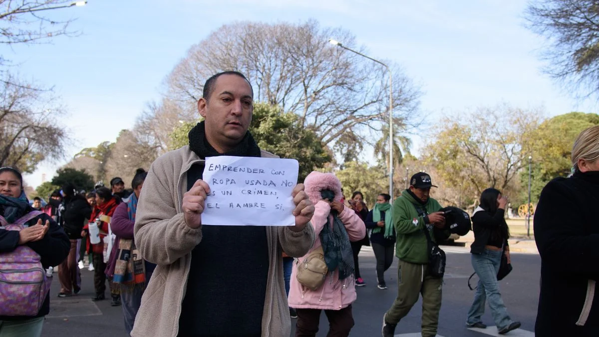Manteros de La Plata marcharon contra el desalojo de la feria de parque Saavedra