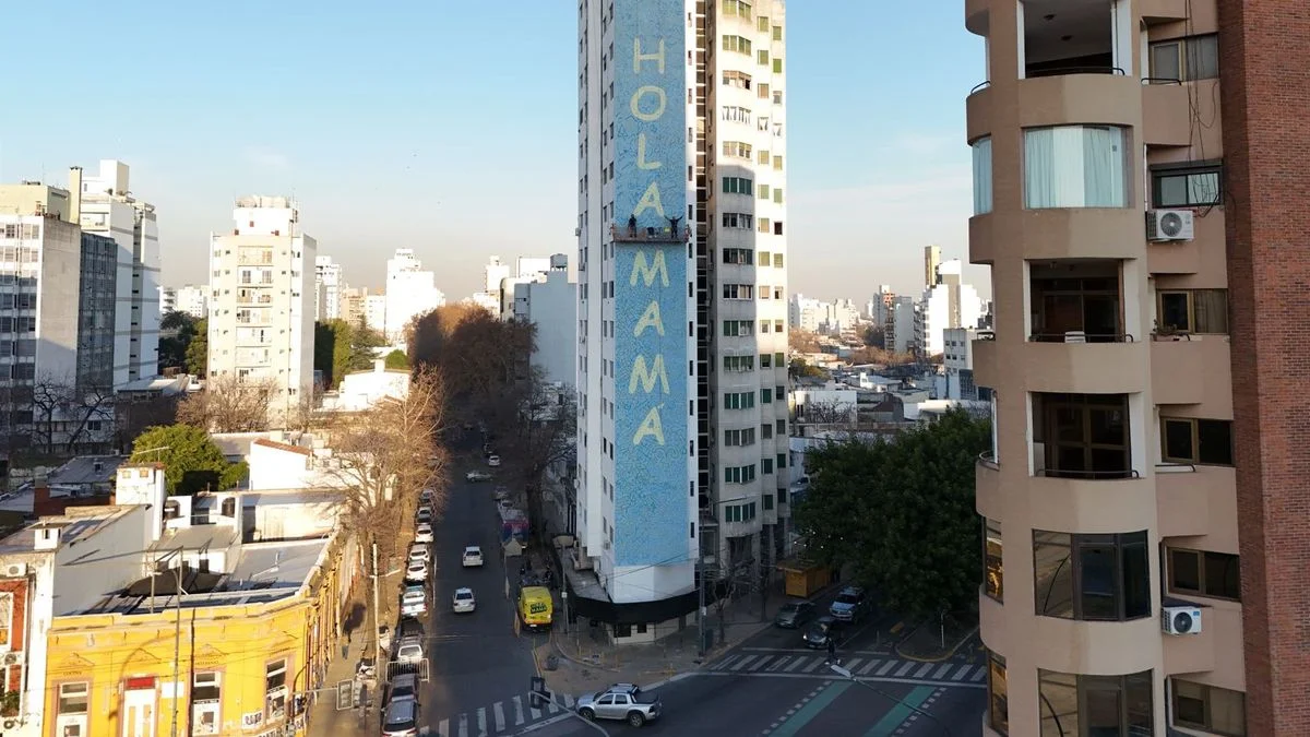 ¿Cómo será el mural récord del papa Francisco que se levanta en pleno centro de La Plata?