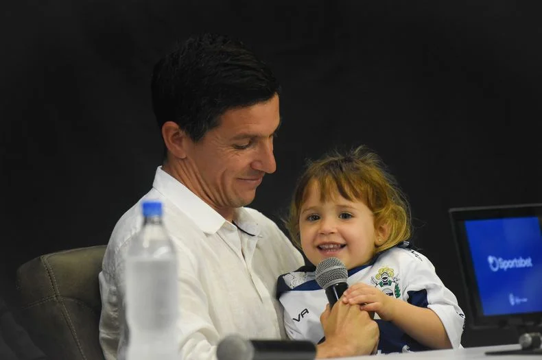 Ignacio Fern&aacute;ndez, junto a su hija Olivia. El volante regres&oacute; a Gimnasia