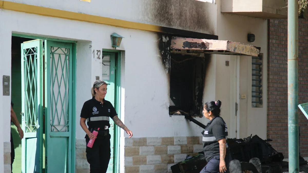 Un incendio arrasó con una casa en La Plata: había ocho personas adentro
