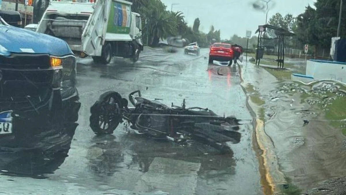 Un motociclista resbaló con su vehículo en Gonnet y está grave