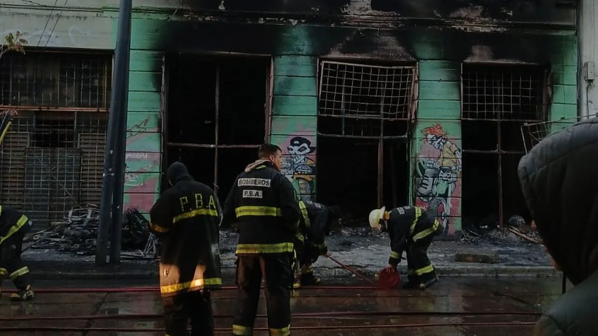 Importante incendio en un taller en el centro de La Plata