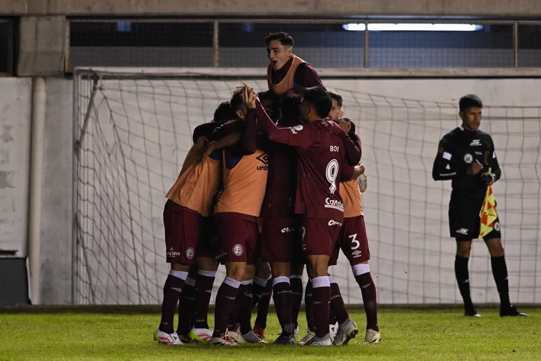 Con la victoria ante V&eacute;lez, Lan&uacute;s se llev&oacute; el boleto a octavos
