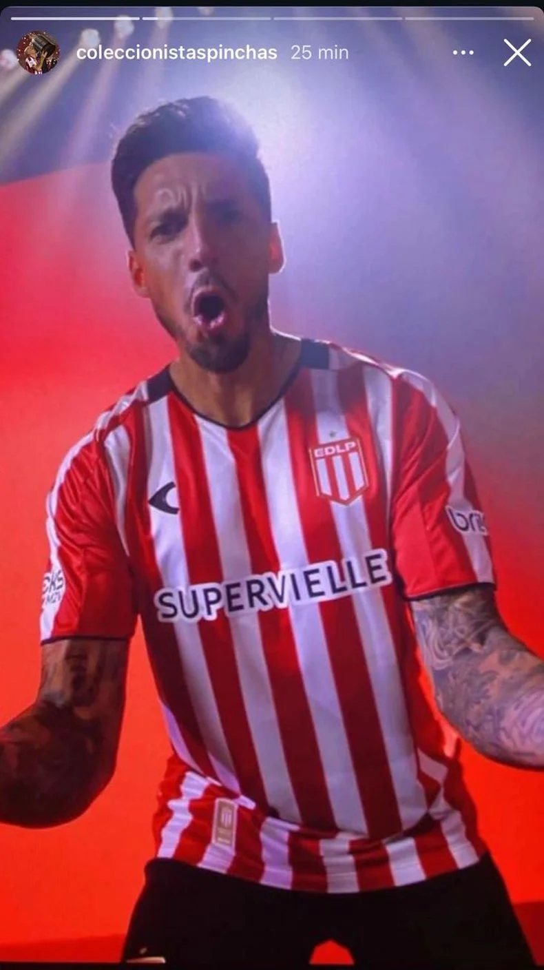 Jos&eacute; Sosa posa con la nueva camiseta de Estudiantes para el 2026