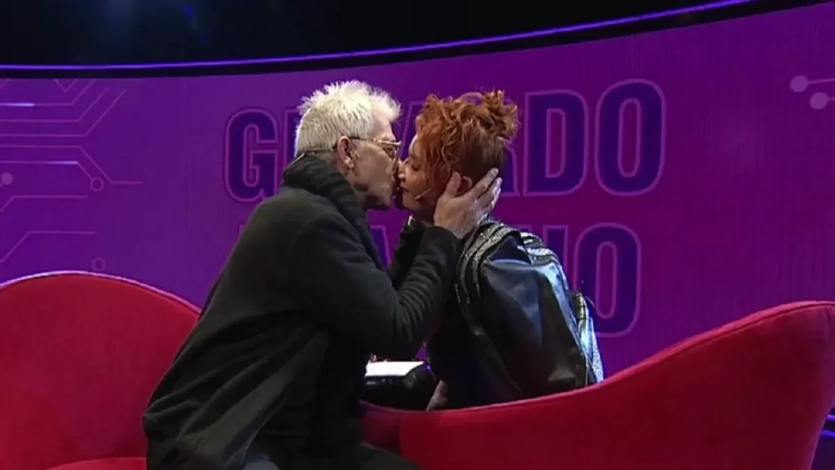Nancy Pazos y Gerardo Romano se dieron un apasionante beso en vivo