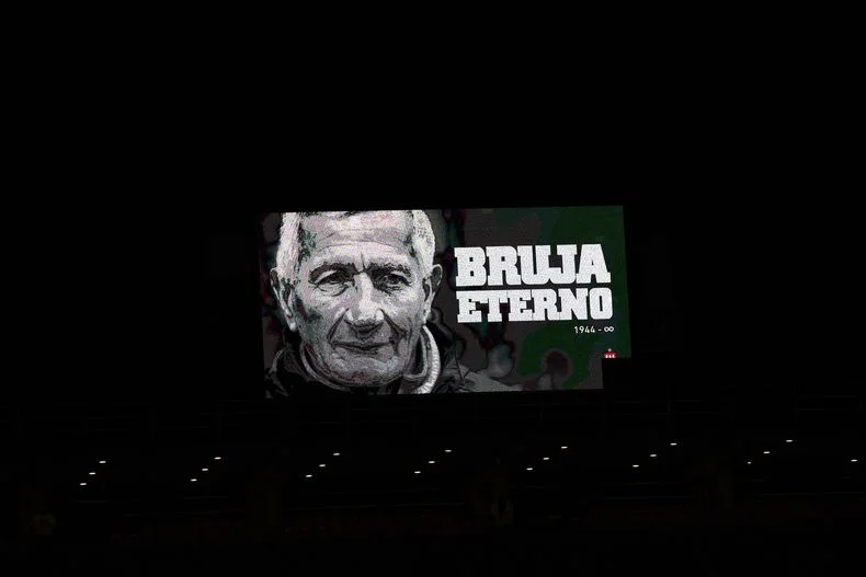 Las pantallas del Estadio UNO rindiéndole homenaje a la leyenda de Estudiantes