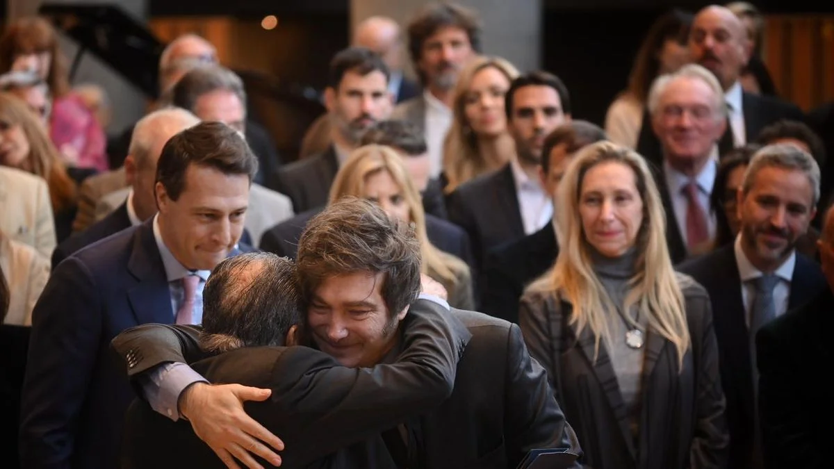 Javier Milei apareció con Karina en medio del escándalo por las coimas y se llamó a silencio
