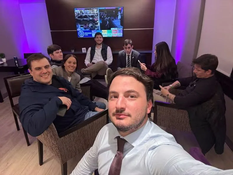 El diputado provincial Agust&iacute;n Romo, junto a Santiago Caputo, Daniel Parisini, alias "el Gordo Dan", entre otros