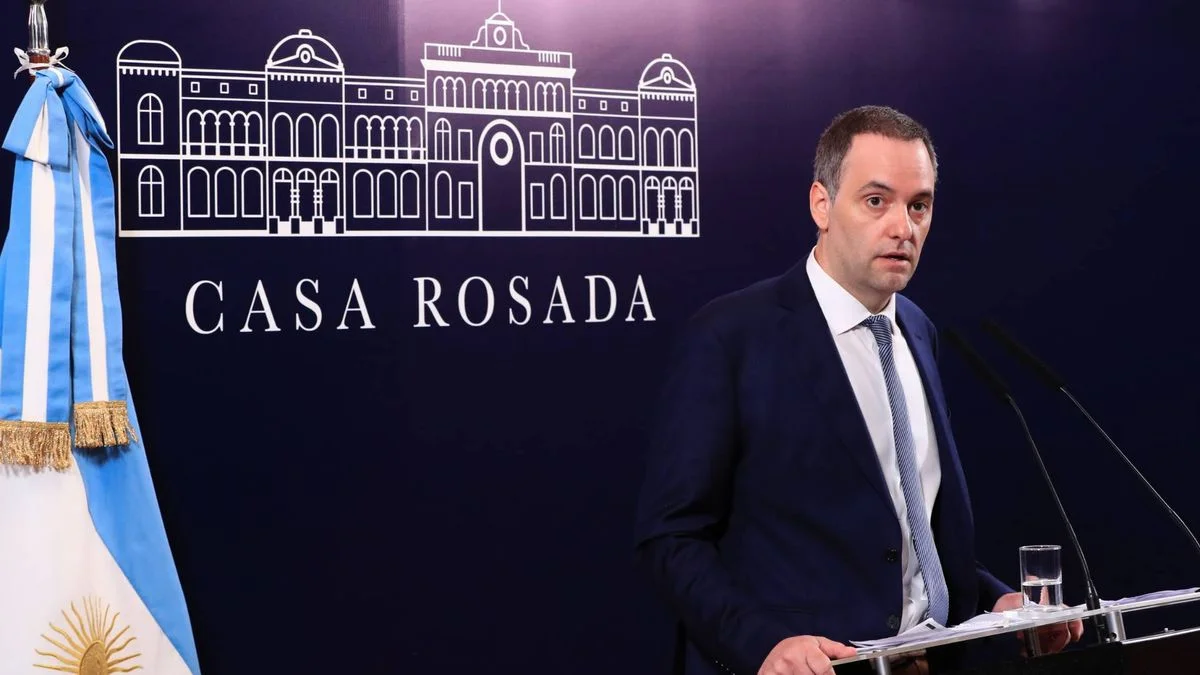 Nueva denuncia contra Manuel Adorni por irregularidades en contrataciones