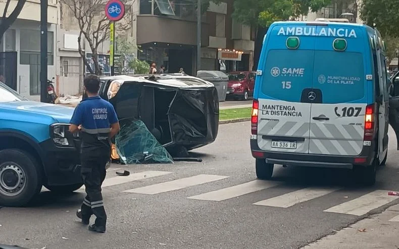 Impactante accidente en La Plata termin&oacute; con un auto volcado a metros del Bosque