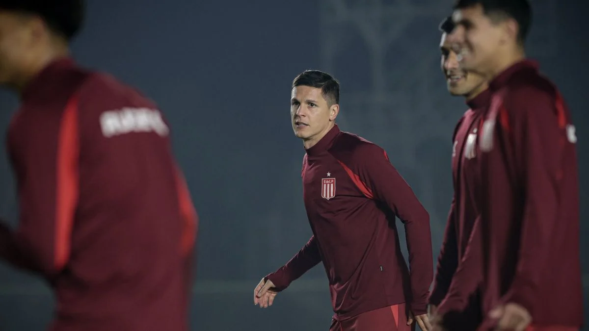 Estudiantes con una duda previo al partido en Paraguay